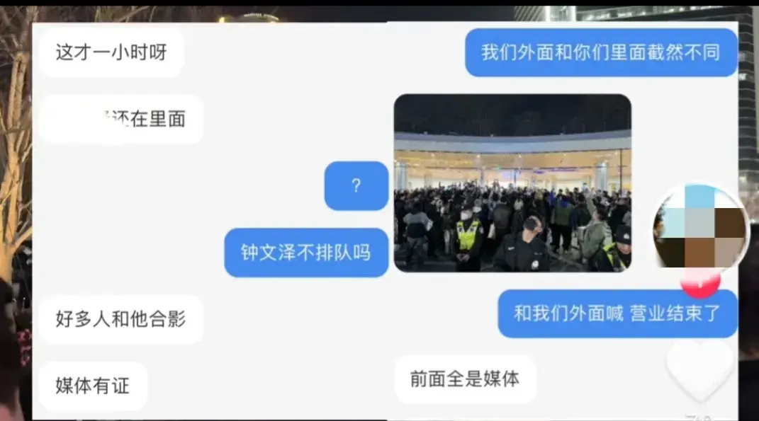  Woman Angrily Accuses Apple Store in Jingan District of Encouraging Servility to Foreign Brands, Apple CEO Tim Cook Unveils New Shanghai Store, Massive Crowds Gather