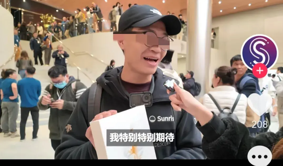  Woman Angrily Accuses Apple Store in Jingan District of Encouraging Servility to Foreign Brands, Apple CEO Tim Cook Unveils New Shanghai Store, Massive Crowds Gather